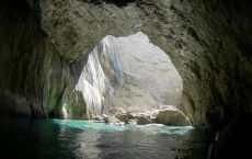 Höhlen erforschen beim segeln in Korfu mit Korfu Segeln