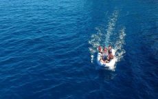 Schlauchboot fahren beim segeln in Korfu mit Korfu Segeln