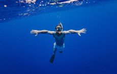 Mann schnorchelt im blauen Wasser beim segeln in Korfu mit Korfu Segeln