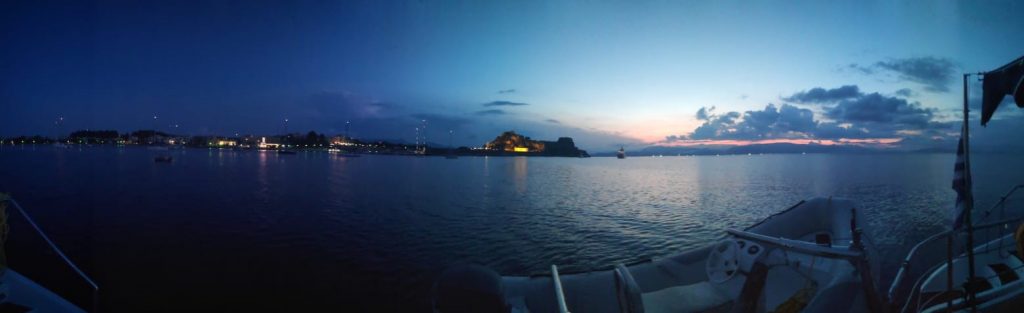 Es dämmert vor Korfu: Wasserfläche mit Yachten vor dem Sonnenaufgang