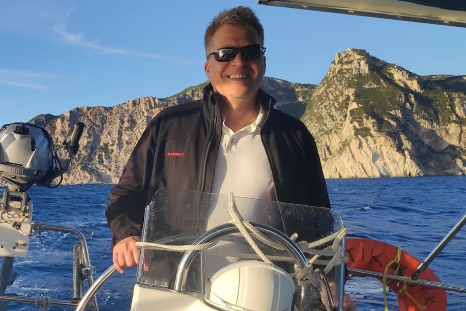 Erfahrener Segler beim Flottillensegeln vor Korfu in der Flottille
