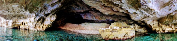 Höhleneingang Nähe Fiskardo beim Segeltörn Korfu - Ithaka