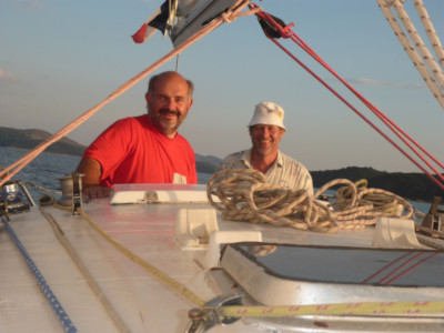 Skipper Roland ist vor Korfu unterwegs mit Gästen