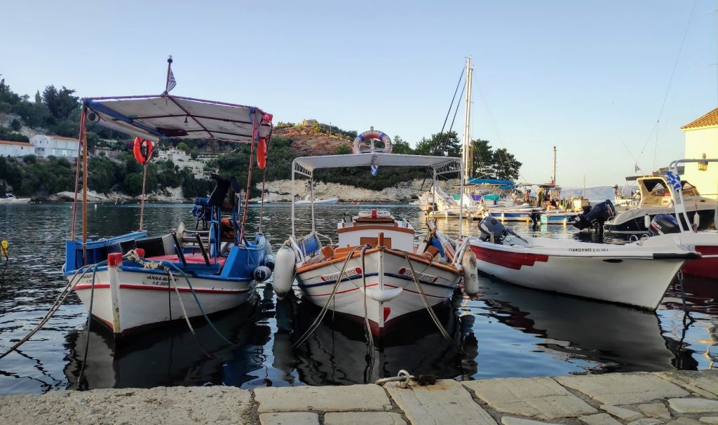 Longos drei Fischerboote liegen gemütlich am Hafenpier