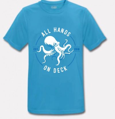 Das neue Korfu-Segeln Crewshirt mit einem Oktopus und dem Slogan: All hands on Deck