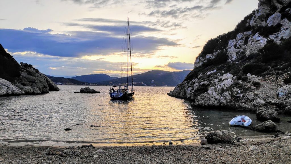 Rund Korfu am Morgen vor Porto Timoni am Strand