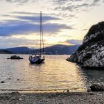 Rund Korfu am Morgen vor Porto Timoni am Strand