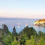 Antipaxos der Wanderweg zwischen Voutoumi, Mesovrika und Vrika mit Blick auf Bella Vista und die ankernden Segelyachten