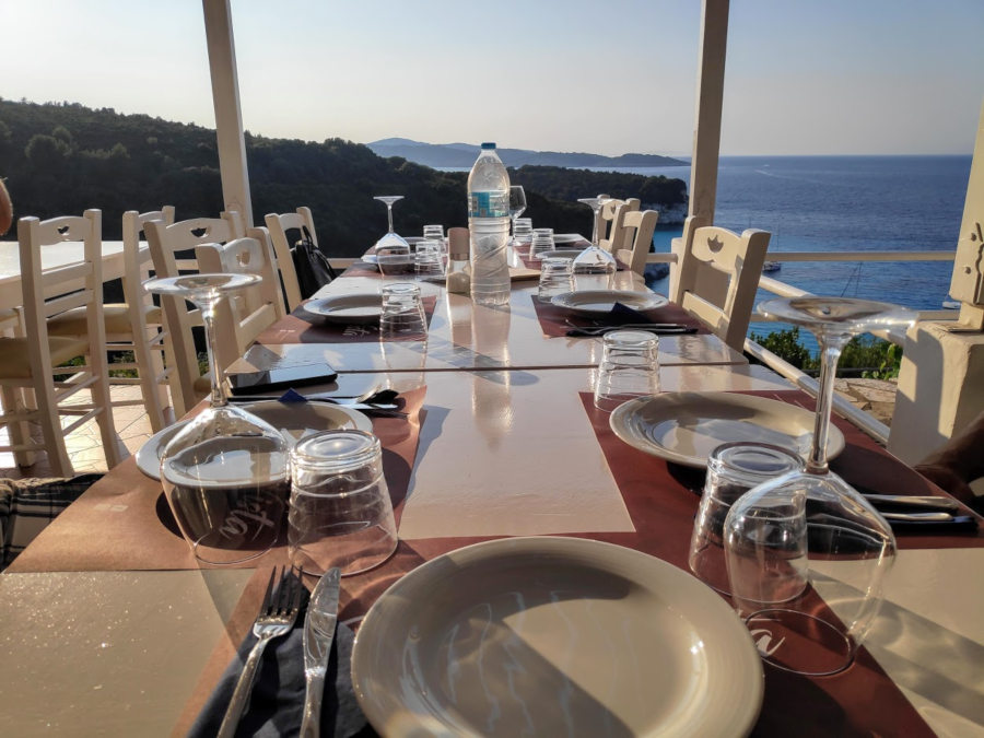 Gastronomie auf Antipaxos Blick von Bella Vista herab auf Voutoumi im Sonnenuntergang