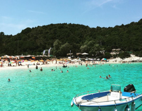 Vrika Strand auf Antipaxos tagsüber tagsüber mit Pauschaltouristen
