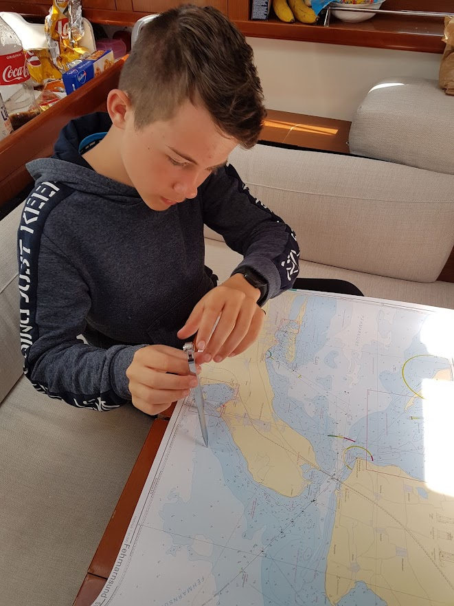 Korfu-Segeln Flottille 2022 Familie Döpp letztes Jahr auf der Ostsee und bei der Kartenarbeit