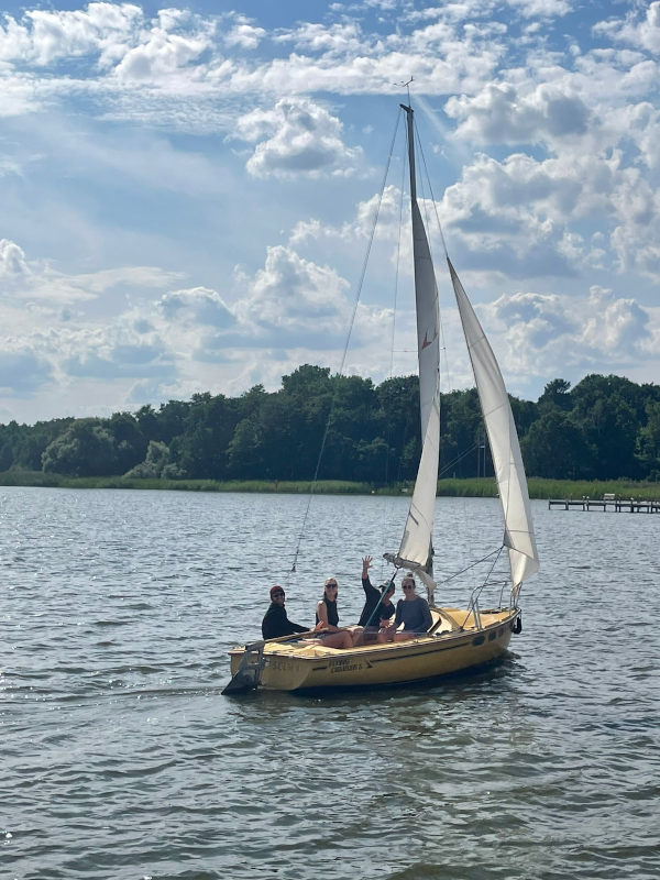 Corinna und Freunde beim Segeln auf einem Binnensee mit einem Flying Cruiser