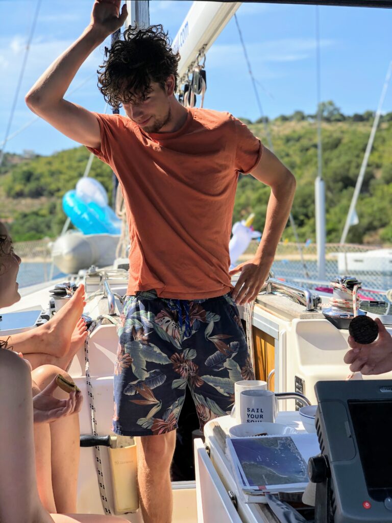 Skipper Julian bei Korfu Segeln hört aufmerksam zu
