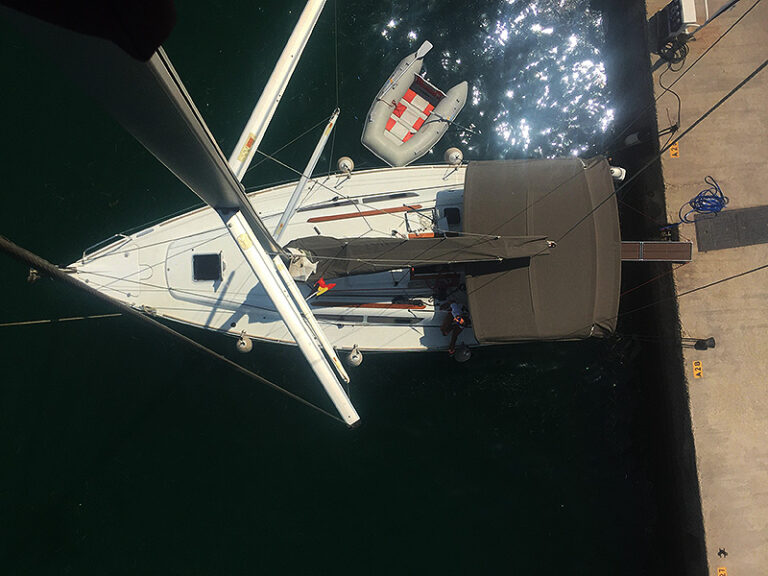 Jeanneau Sun Odyssee 33i Carry On bei Korfu Segeln Mastblick am Pier von Gouvia Marina