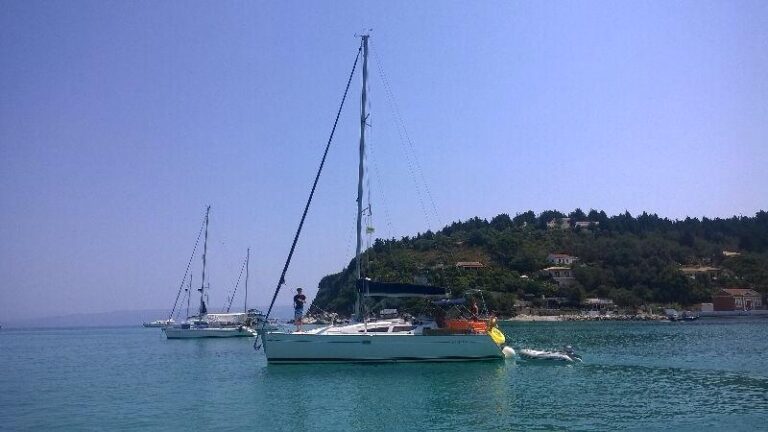 Jeanneau Sun Odyssey 35 Mastef bei Korfu Segeln Backbordseite unter Motor bei Ausfahrt aus Bucht von Lakka Paxos