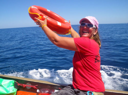 Skipperin Nadine bei Korfu Segeln wirft Rettungsring beim Boje über Bord Manöver