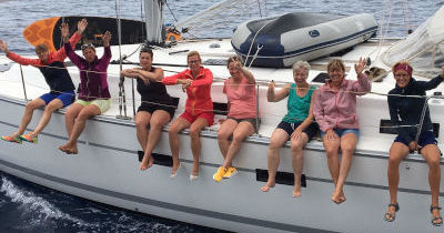 Skipperin Nadine bei Korfu Segeln beim Segeln mit ihrer Mädels-Crew auf der hohen Kante