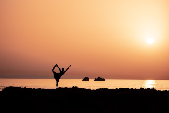Silhouette einer Frau beim Yogatörn beim Yoga Segeln von Korfu-Segeln