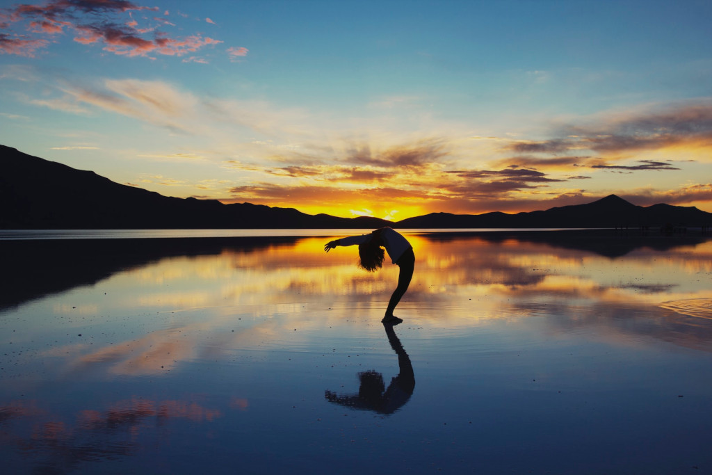 Yoga Törn bei Korfu Segeln Yoga Silhouette einer Frau spiegelt sich auf der Wasserfäche, das ist die Einheit aus Yoga Segeln