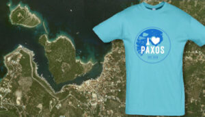 I love Paxos - Das T-Shirt der Saison 2022 im Hintergrund Satelitenaufnahme vonGaios auf Paxos