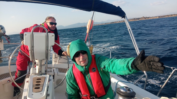 Skippertraining Korfu Segeln Kurs vorgeben, Steuermann und Ausguck arbeiten zusammen, Ausguck zeigt dem Steuermann den Weg zum Ziel