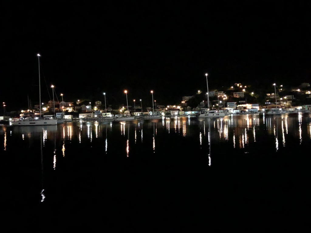 Skippertraining Korfu Segeln ruhige Nacht in Ithaka mit Spiegelungen auf der Wasserfläche
