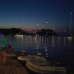 Skippertraining Korfu Segeln ruhige Nacht in Lakka auf der Insel Paxos, ein Lichter-Meer aus schaukelnden Ankerlichtern zeigt wer alles eine weniger ruhige Nacht haben wird