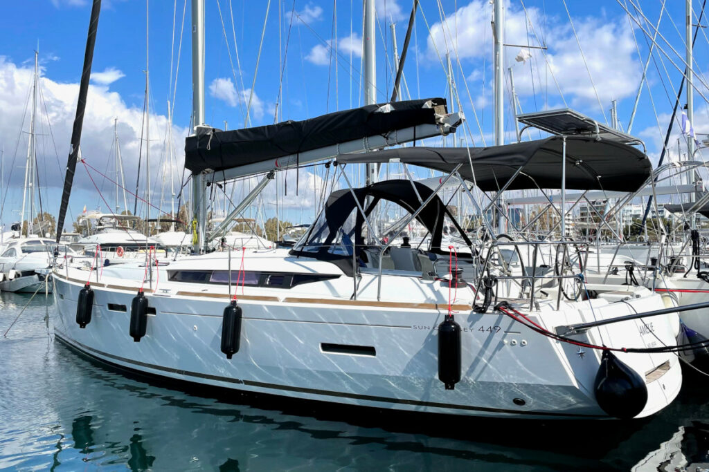 Jeanneau Sun Odyssey 449 Amelie bei Korfu Segeln außen Backbordseite liegt in Gouvia Marina am Pier