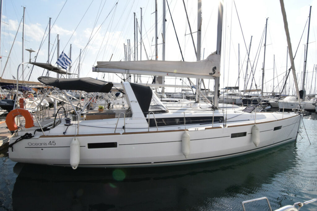 Beneteau Oceanis 45 Semiramis bei Korfu Segeln außen Seitenansicht steuerbord