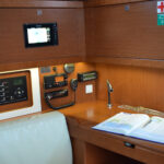 Beneteau Oceanis 45 Semiramis bei Korfu Segeln innen Salon Navigation