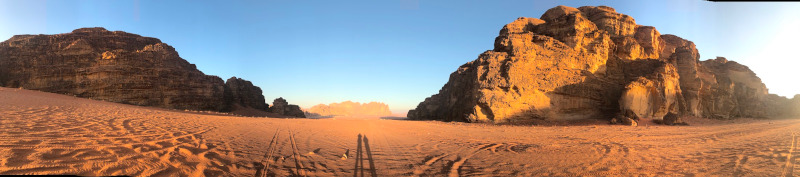 Jordanien Wadi Rum lange Schatten zum Sonnenaufgang Panorama