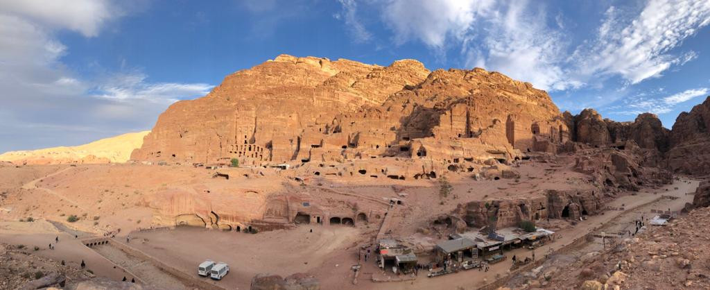 Grabmal des Unayshu und Blick über die Anlage in Petra Jordanien
