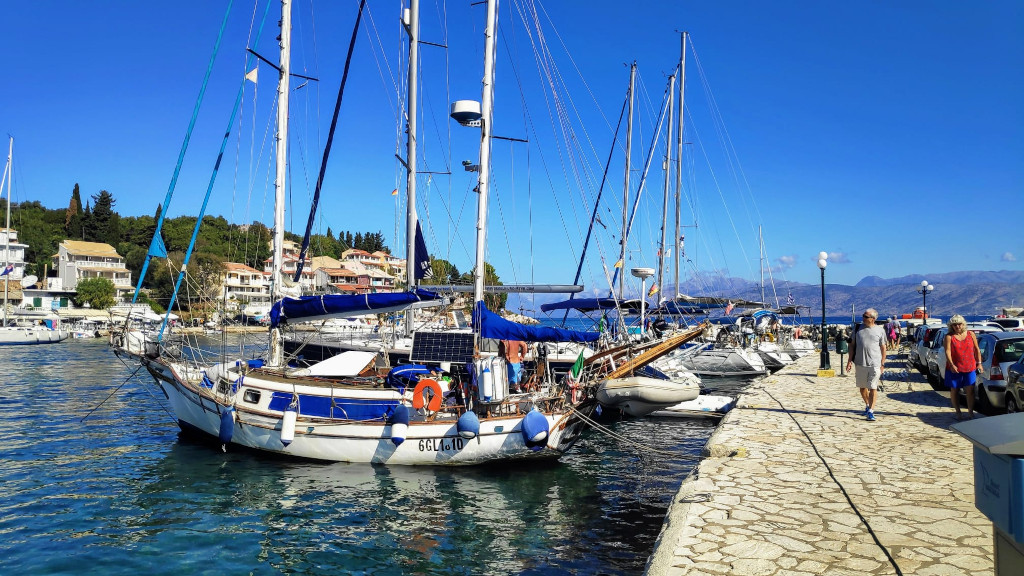 Richtig Ankern in Griechenland beim Skippertraining Römisch-Katholischer Anleger am Pier von Kassiopi