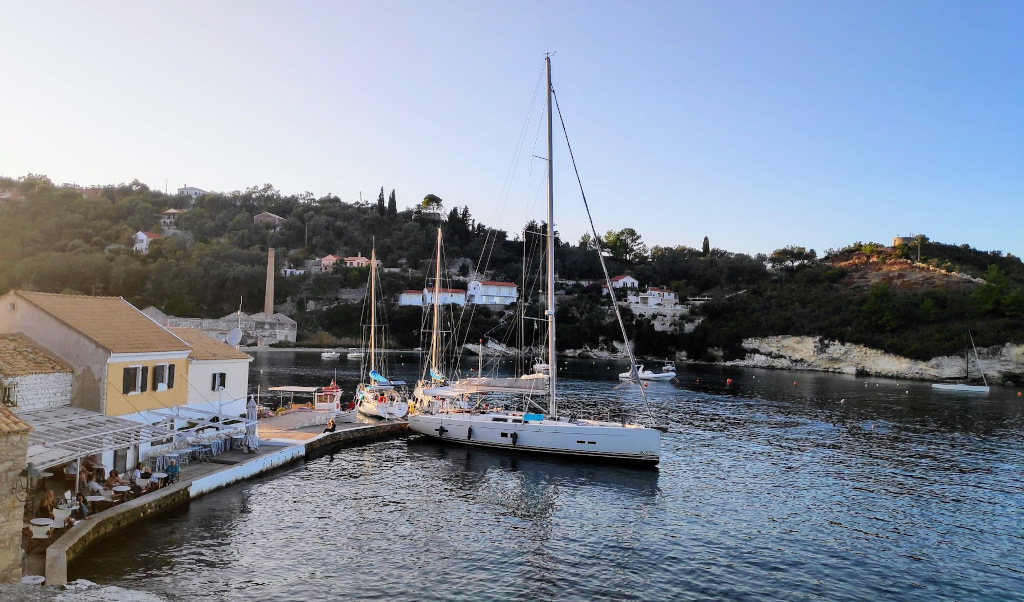 Richtig Ankern in Griechenland beim Skippertraining eine Yacht ankert römisch-katholisch in Longos