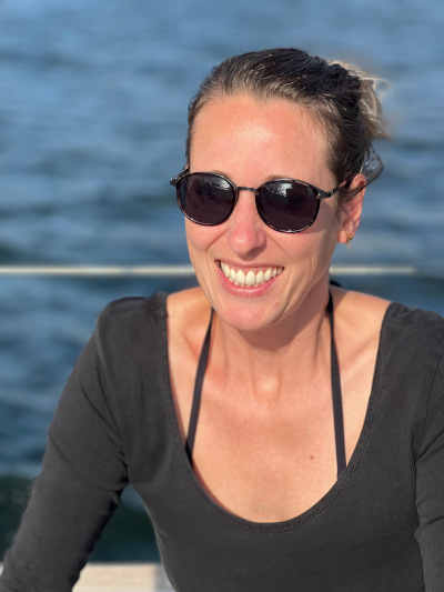 Skipper Julia bei Skipper Korfu Portrait auf Korfu-Segeln mit Sonnenbrille