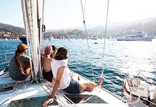 Crew an Deck eines Segelbootes in Korfu