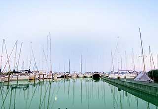 Blick in eine Marina mit Segelbooten in Korfu